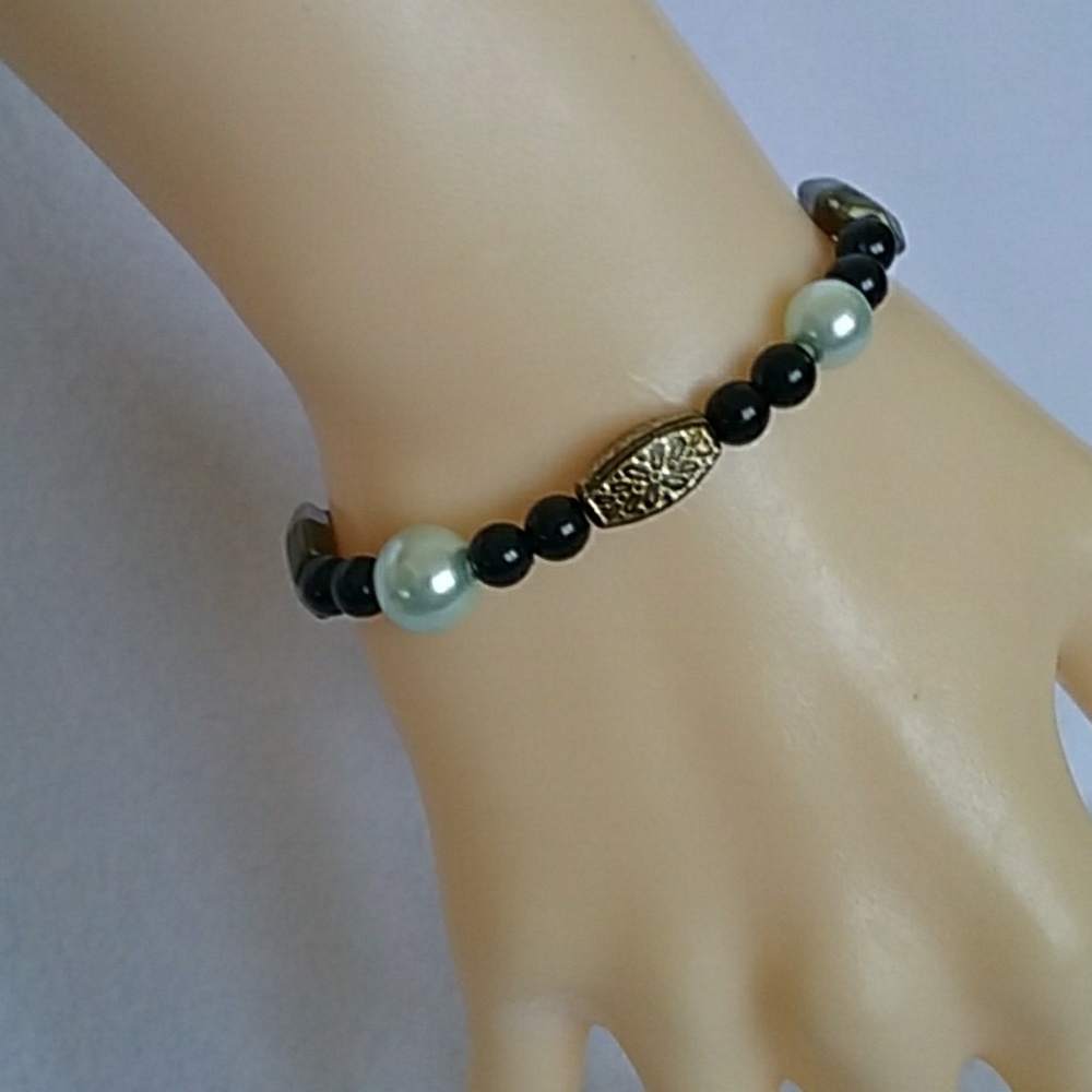 Black, green, and gold beaded stretch bracelet